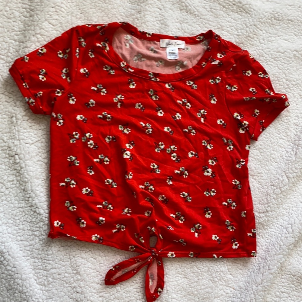 Read cropped and tied flower shirt